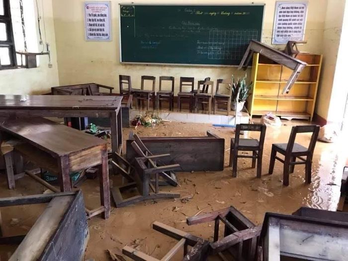 Một lớp học ở xã Hải Hòa, huyện Hải Lăng tan hoang vì nước lũ.