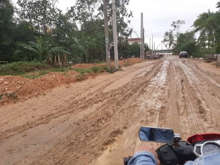  Đường nhựa hóa thành bãi lầy vì bùn tấn công.