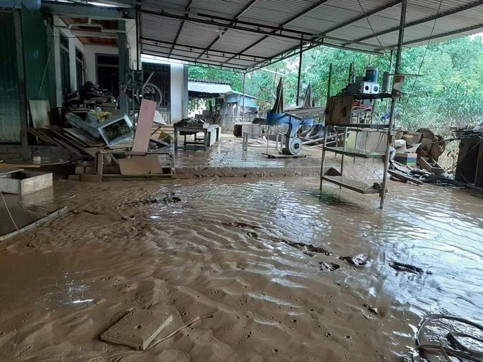 Một căn nhà ở khu phố 1, phường 3, TP Đông Hà bị bùn bủa vây từ nhà ra sân.
