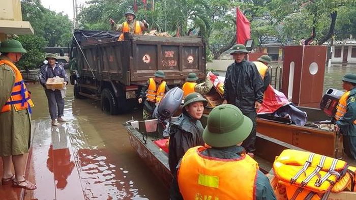  Lực lượng chức năng thành phố Hà Tĩnh vẫn đang dốc sức cứu trợ dân trong nước lũ.