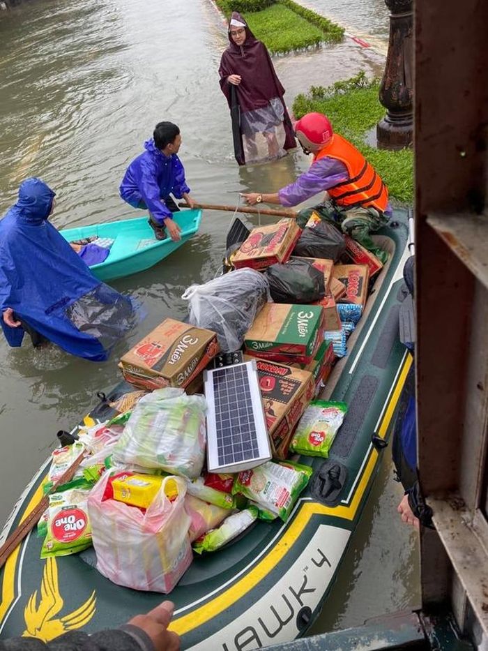  Trong ngày 20/10 Công ty cổ phần Ced Central và đoàn cứu trợ tại Hà Tĩnh đã huy động bạn bè góp mì tôm, lương thực, áo quần nhanh chóng vào các xã ở Cẩm Xuyên để cứu trợ.