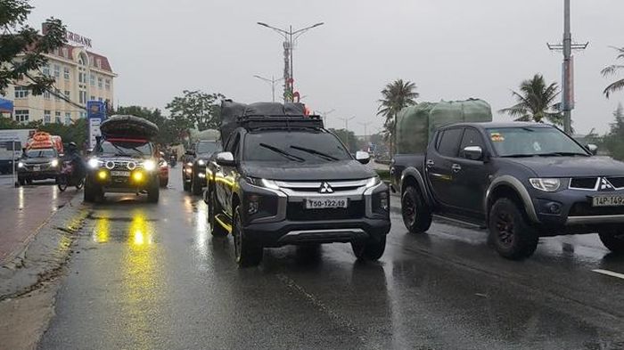  Các đoàn xe thiện nguyện mang theo phương tiện tiến vào các vùng "rốn" lũ ở Hà Tĩnh để giúp dân.