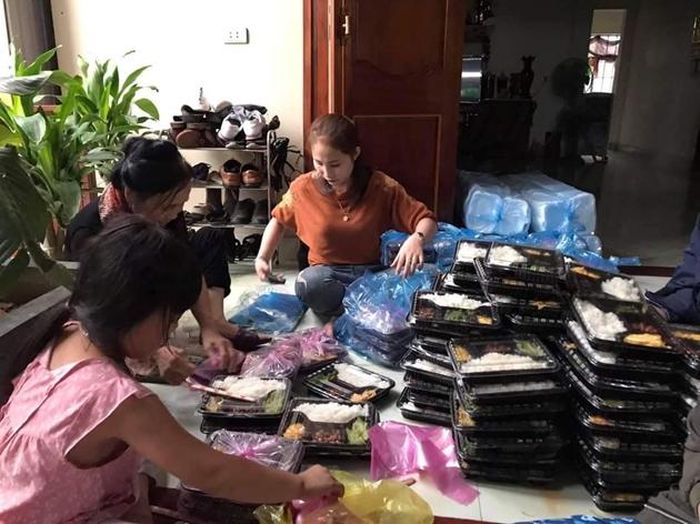  Hàng ngàn suất cơm đã được trao đến từng người dân.
