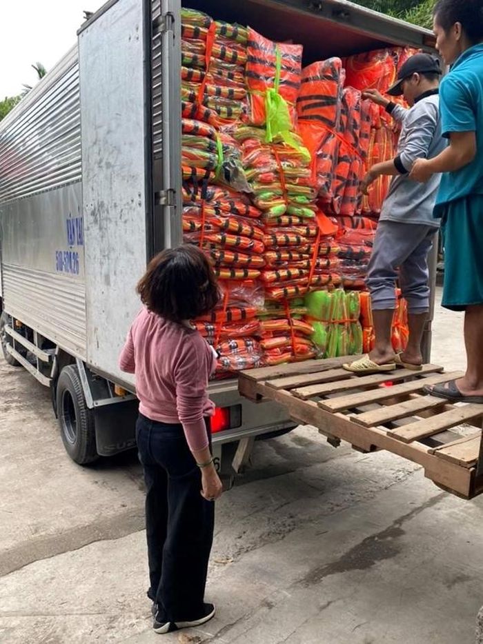  Các mạnh thường quân ở Hà Nội đã chung tay kêu gọi hàng ngàn áo phao gửi về người dân vùng lũ Hà Tĩnh.