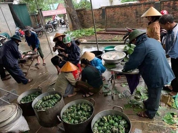  Tập trung về nhà một người dân và cùng nhau gói bánh chưng để gửi tặng bà con vùng lũ.