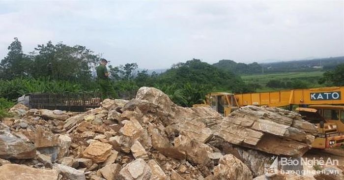 Xe cẩu và số đá khai thác trái phép chuẩn bị vận chuyển. Ảnh: An Bình