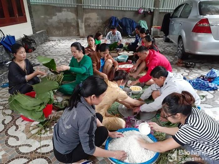 Cán bộ, giáo viên Trường PTDTBT THCS Xá Lượng cùng nhau gói bánh chưng để gửi cho đồng bào miền Trung đang bị ngập lụt. Ảnh: Đình Tuân