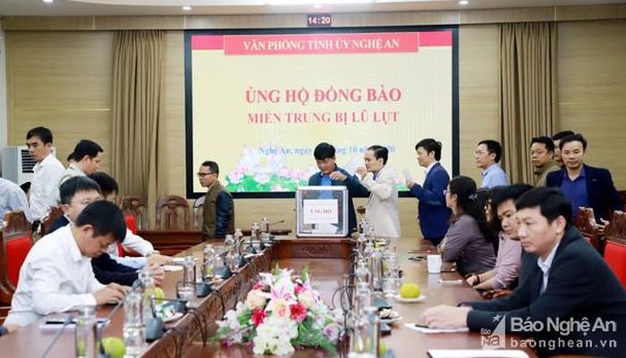 Cán bộ, công chức Văn phòng Tỉnh ủy ủng hộ đồng bào miền Trung bị ảnh hưởng bởi lũ lụt. Ảnh: Thành Duy