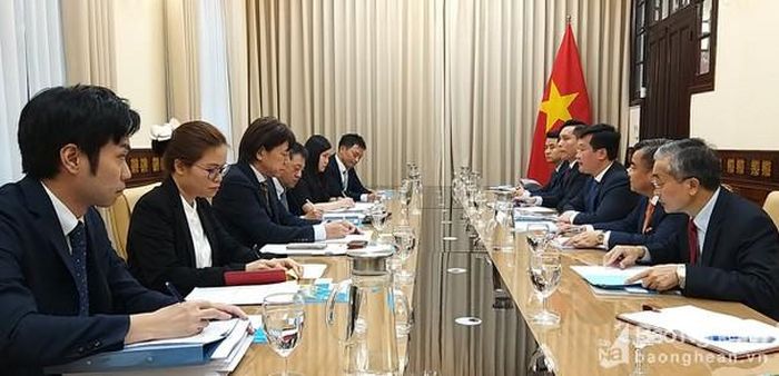 Ngày 19/10, tại Hà Nội, Chủ tịch UBND tỉnh Nghệ An Nguyễn Đức Trung làm việc với Tổ chức JICA và JETRO Nhật Bản tại Việt Nam. Ảnh: Phan Tú