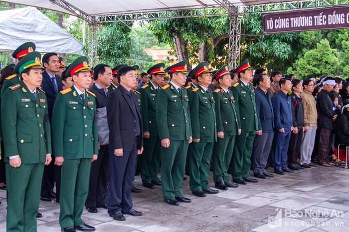 Các đồng chí lãnh đạo tỉnh Nghệ An, đại diện lãnh đạo các sở, ngành, chính quyền các cấp tới dự lễ an táng. Ảnh: Thành Cường