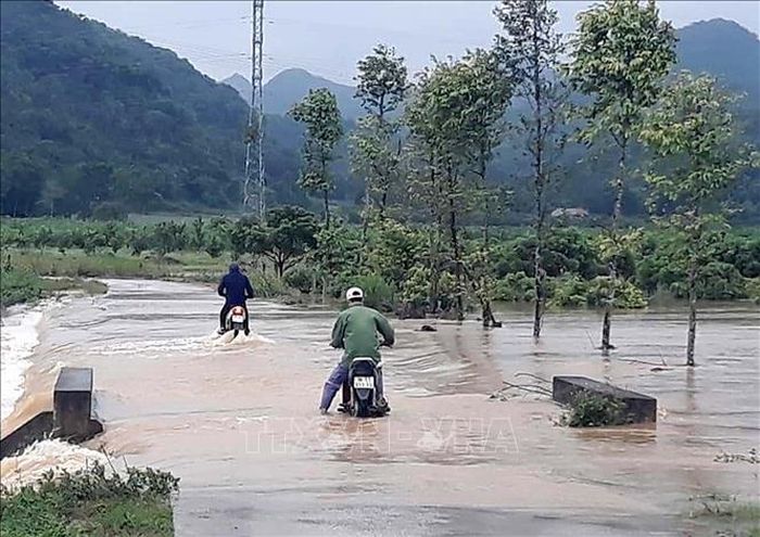 Mưa bão gây ngập và chia cắt nhiều tuyến đường tại huyện miền núi Thạch Thành, tỉnh Thanh Hóa, đêm 15/10. Ảnh: TTXVN phát