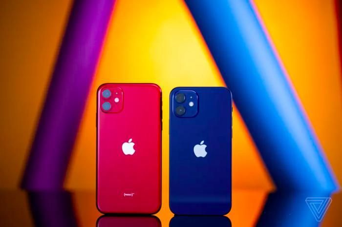 iPhone 12 có kích thước nhỏ hơn đáng kể so với chiếc iPhone 11. Máy vẫn có thiết kế hai mặt kính cùng phần khung viền cấu thành từ nhôm. iPhone 12 Pro và iPhone 12 Pro Max trong khi đó có khung viền làm từ thép không gỉ. Ảnh: The Verge