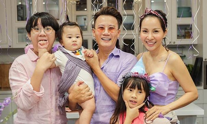 Gia đình Hoàng Bách viên mãn với 3 bé.