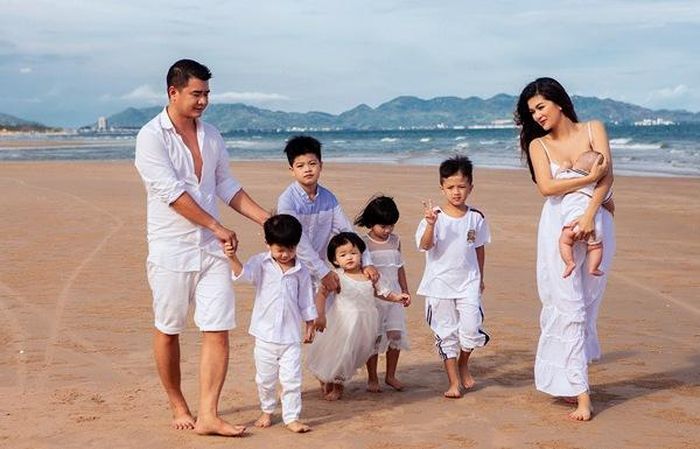 Oanh Yến đích thị là hoa hậu đông con nhất showbiz với 6 lần sinh.