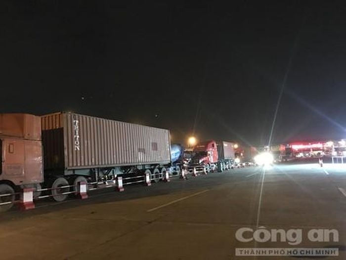 Các phương tiện xếp hàng kéo dài.