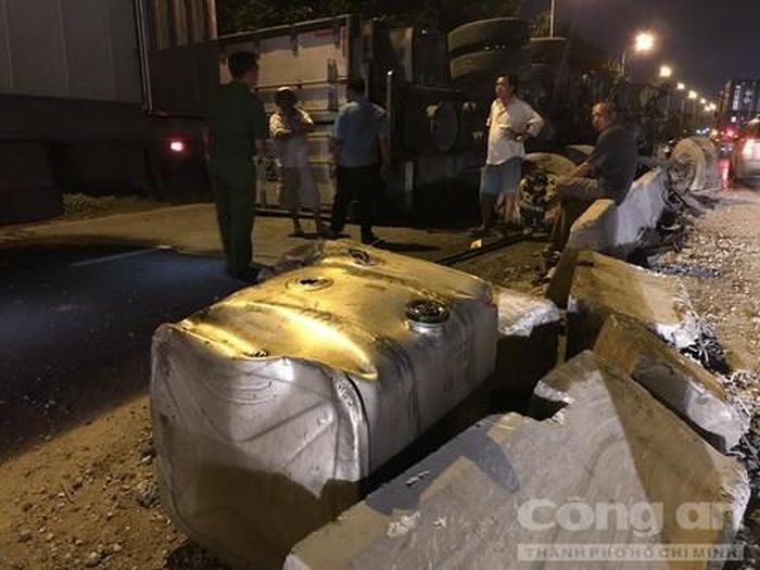 Thùng nhiên liệu văng khỏi xe, dầu nhớt chảy tràn lan.