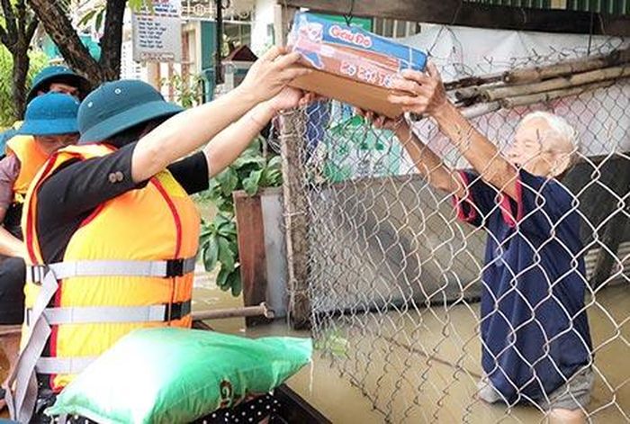 Những đoàn cứu trợ, những sự hỗ trợ của chính quyền đến với người dân vùng lũ lụt trong lúc họ cần nhất. 