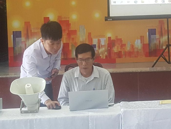 Cán bộ phụ trách công tác truyền thanh xã Liên Minh thao tác hệ thống truyền thanh thông minh vừa tiếp nhận.