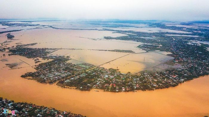  Toàn bộ thảm phía tây đã trương nước, bão hòa, bất kể tác động nào dù là nhỏ nhất cũng có thể gây ra tổn thương rất lớn. Ảnh: Đoàn Nguyên. 