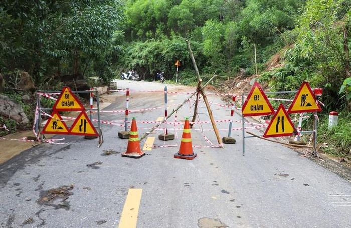  Chính quyền địa phương ngăn người dân đi qua khu vực nguy hiểm. Ảnh: Thanh Đức. 