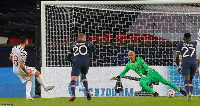 Khi sút lại, anh đánh lừa được thủ môn PSG