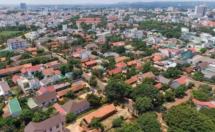 Năm 1995, trên cơ sở thị xã Buôn Ma Thuột, Chính phủ ra Nghị định thành lập TP Buôn Ma Thuột trực thuộc tỉnh Đắk Lắk, đến nay vừa tròn 25 năm. Ngoài TP Buôn Ma Thuột, Đắk Lắk hiện có thị xã Buôn Hồ cùng 13 huyện: Buôn Đôn, Cư Kuin, Cư M'Gar, Ea H'Leo, Ea Kar, Ea Súp, Krông Ana, Krông Bông, Krông Búk, Krông Năng, Krông Pắc, Lắk và M'Drắk. Ảnh: Phạm Ngôn.