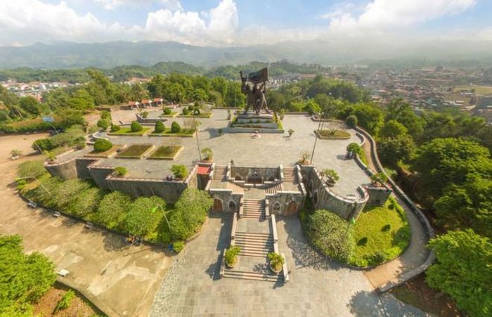 Cổng TTĐT TP Điện Biên Phủ cho biết nơi đây vốn được gọi là Mường Thanh, xuất phát từ chữ Mường Then theo tiếng dân tộc Thái, có nghĩa là "Xứ Trời". Còn tên gọi Điện Biên do vua Thiệu Trị đặt năm 1841, nghĩa là miền biên cương vững chãi. Phủ Điện Biên thời Thiệu Trị gồm 3 châu: Ninh Biên, Tuần Giáo và Lai Châu. Tên gọi Điện Biên hay Điện Biên Phủ xuất hiện từ đó. Ảnh: Trung tâm Thông tin xúc tiến du lịch Điện Biên.