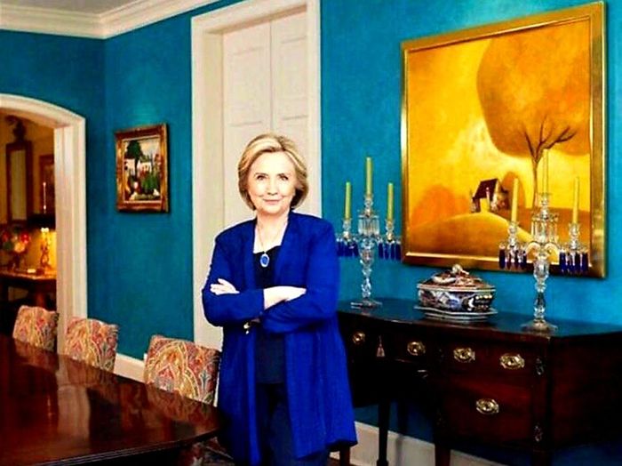 Bà Hilary Clinton bên bức tranh của Đào Hải Phong (Nguồn: Internet)