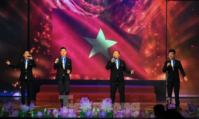 Cùng ngắm một số hình ảnh các tiết mục của các nhóm tuyên truyền ca khúc cách mạng tại Liên hoan.