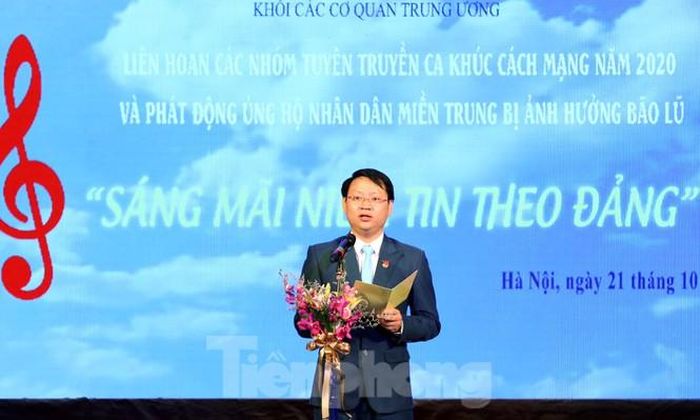 Phát biểu khai mạc, anh Trần Hữu - Bí thư Đoàn Khối các cơ quan Trung ương cho biết: Liên hoan tuyên truyền ca khúc cách mạng năm 2020 là dịp để tuổi trẻ Khối các cơ quan Trung ương vun đắp tình yêu quê hương, đất nước, thắp lên niềm tin, lý tưởng, định hướng lối sống, khát vọng cống hiến và thể hiện lời tri ân của tuổi trẻ hôm nay gửi đến các bậc cha anh đi trước; để cán bộ Đoàn, đoàn viên thanh niên trong Khối có cơ hội giao lưu học hỏi, phát huy hiệu quả hoạt động của các nhóm tuyên truyền các ca khúc cách mạng từ cơ sở, bồi dưỡng những hạt nhân tiêu biểu để làm nòng cốt cho phong trào thanh niên. 