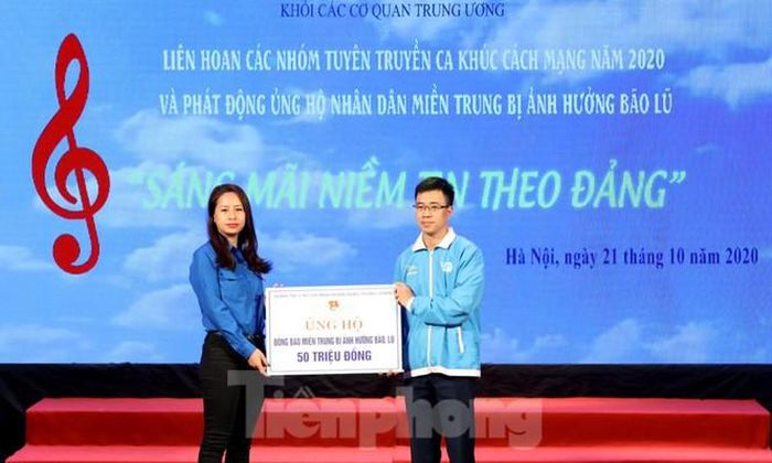 Anh Bùi Hoàng Tùng - Phó Bí thư Đoàn Khối các cơ quan Trung ương tiếp nhận ủng hộ nguồn lực của các đơn vị, doanh nghiệp để sẻ chia với đồng bào miền Trung.