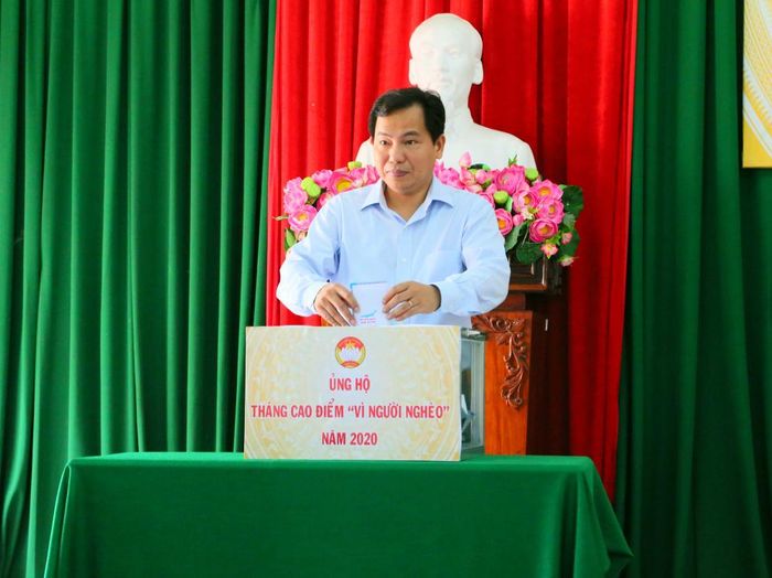 Ông Lê Quang Mạnh – Bí thư Thành ủy Cần Thơ đóng góp ủng hộ Quỹ “Vì người nghèo”.