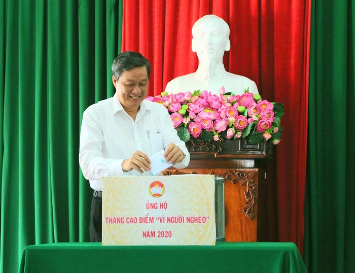 Ông Phạm Văn Hiểu – Phó bí thư Thường trực Thành ủy Cần Thơ đóng góp ủng hộ Quỹ “Vì người nghèo”.