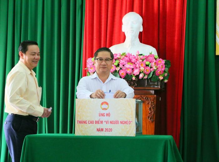 Ông Trần Việt Trường – Phó Bí thư Thành ủy, Chủ tịch UBND TP.Cần Thơ đóng góp ủng hộ Quỹ “Vì người nghèo”
