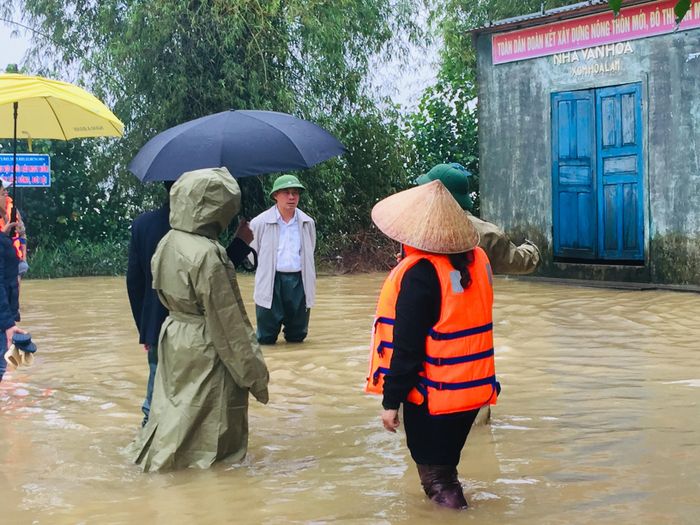 Đồng chí Phan Đức Đồng - Ủy viên BTV Tỉnh ủy, Bí thư Thành ủy Vinh cùng Ban Chỉ huy PCLB thành phố Vinh trực tiếp kiểm tra, khảo sát vùng ngập lụt tại xã Hưng Hòa. Ảnh: Nguyễn Hải