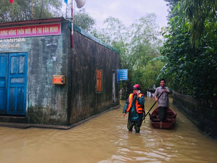 Ban Cán sự xóm đi kiểm tra từng nhà nhắc nhở người dân di dời đồ đạc và gia súc lên cao và chuẩn bị các phương án sẵn sàng di dời khi cần. Ảnh: P.V