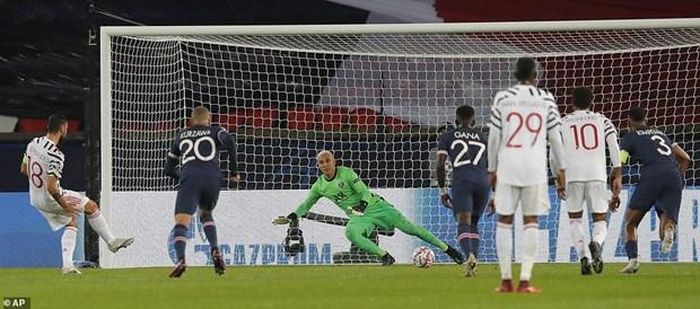 Bruno mất 2 lần thực hiện penalty mới ghi được bàn cho Quỷ đỏ. (Nguồn: AP)