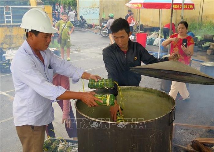 Người dân tham gia nấu bánh chứng ủng hộ người dân vùng lũ. Ảnh: Xuân Triệu/TTXVN