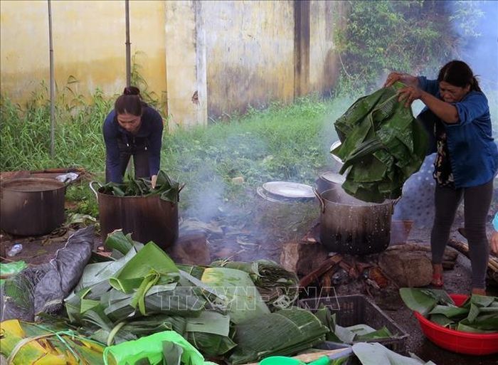 Chuẩn bị lá để gói bánh chưng ủng hộ người dân vùng lũ. Ảnh: Xuân Triệu/TTXVN