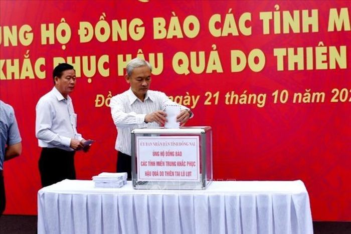 Đồng chí Nguyễn Phú Cường, Bí thư Tỉnh ủy Đồng Nai ủng hộ đồng bào miền Trung bị lũ lụt. Ảnh : Nguyễn Văn Việt/TTXVN