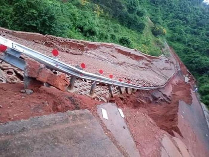 Khu vực đường vào thác Liêng Nung, xã Đắk Nia, TP Gia Nghĩa bị sạt lở.