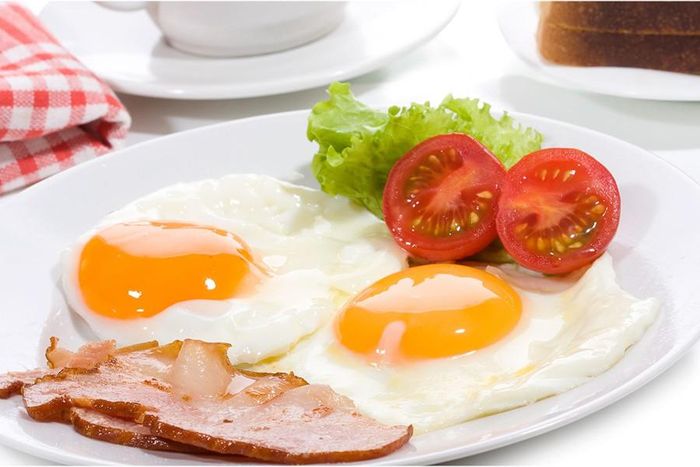 Ngoài ra, trứng cũng là một sự lựa chọn tốt cho những người không có thời gian chuẩn bị bữa sáng cầu kỳ. Bạn có thể chế biến một cách nhanh gọn những món ngon từ trứng như: trứng luộc, trứng ốp la...