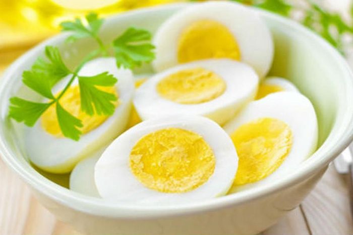 Trong trứng có chứa protein, vitamin A và 8 loại axit amin cần thiết cho cơ thể con người. Ăn ba quả trứng sẽ cung cấp khoảng 20 gram protein cho cơ thể bạn