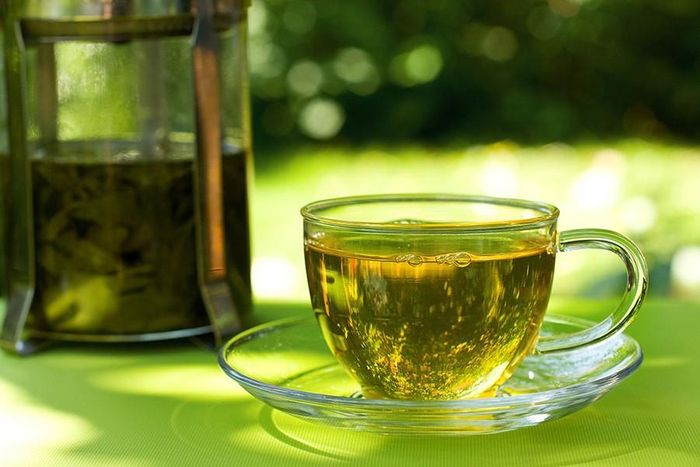 Bên cạnh đó, trà xanh cũng chứa một chất chống oxy hóa được gọi là EGCG, có thể bảo vệ não, hệ thần kinh và tim của bạn