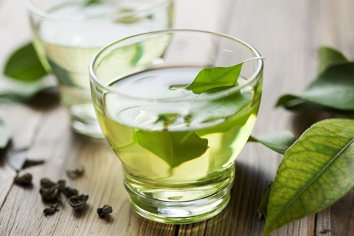 Trà xanh được coi là một trong những loại đồ uống tốt nhất cho sức khỏe. Nó chứa caffeine, giúp cải thiện sự tỉnh táo và tâm trạng, cùng với việc tăng tỷ lệ trao đổi chất
