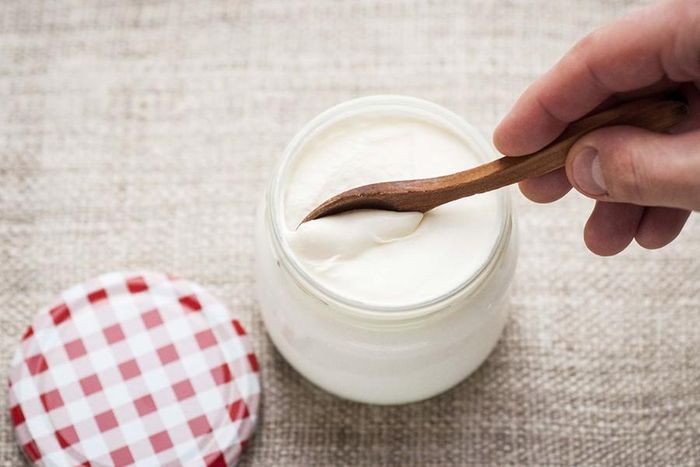Sữa chua có thể giúp kiểm soát cân nặng, đồng thời giúp làm tăng cảm xúc, thúc đẩy sự viên mãn trong một ngày hoạt động. Một số loại sữa chua còn là nguồn cung cấp men vi sinh rất tốt, giúp đường ruột khỏe mạnh. Đặc biệt, bạn có thể ăn kèm sữa chua cùng một số loại hoa quả giàu chất xơ. Chúng khá tiện lợi cho bạn bởi không phải mất thời gian nấu nướng