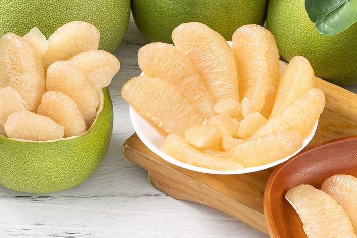 Hầu hết các loại trái cây đều chứa vitamin, kali, chất xơ và lượng calo tương đối thấp. Nhờ lượng nước và chất xơ cao nên trái cây cũng làm tăng cảm giác no bụng, giảm sự hấp thụ calo. Bạn có thể kết hợp trái cây cùng sữa chua hoặc phô mai để đảm bảo một bữa sáng ngon miệng, đủ chất