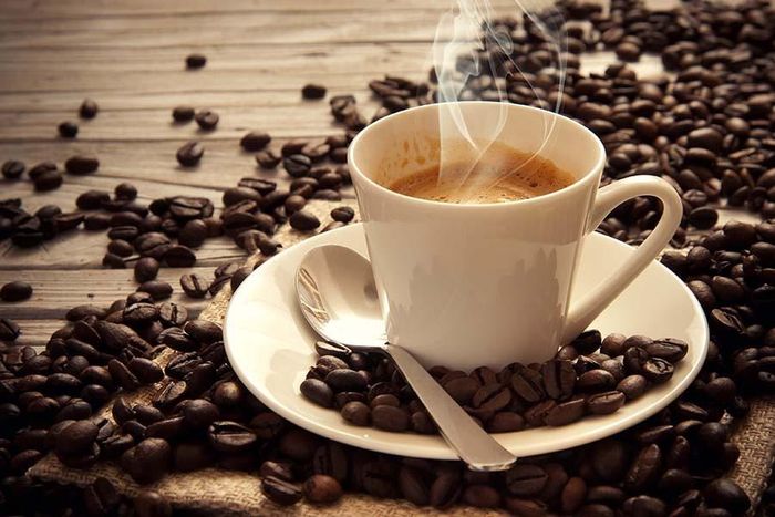 Chứa một lượng lớn caffeine, cà phê là thức uống tuyệt vời để bắt đầu một ngày mới, mang lại sự tỉnh táo, giúp chúng ta cải thiện tâm trạng