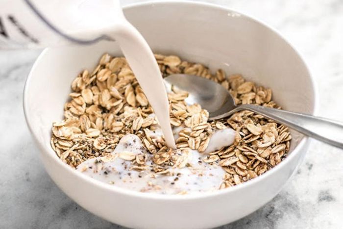Bột yến mạch là lựa chọn bữa sáng tốt nhất cho những người yêu thích ngũ cốc. Yến mạch chứa một chất xơ gọi là beta-glucan, giúp giảm cholesterol trong cơ thể và thúc đẩy cảm giác no