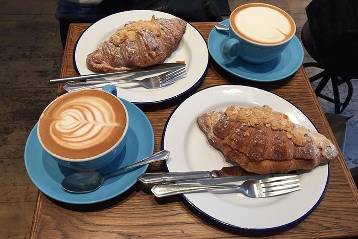 Caffeine cũng đã được chứng minh rằng chúng làm tăng tỷ lệ trao đổi chất và đốt cháy chất béo. Ngoài ra, cà phê rất giàu chất chống oxy hóa, giúp giảm viêm, bảo vệ các tế bào lót mạch máu của bạn và giảm nguy cơ mắc bệnh tiểu đường và bệnh gan
